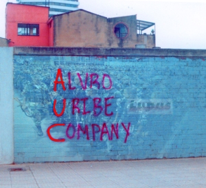 Eine Wandparale in Bogota, die den Zusammenhang zwischen Paramilitärs und der Regierung beschreibt