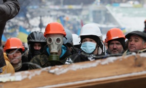 DemonstrantInnen schützen sich in Kiew