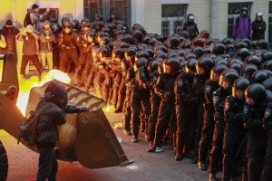 Bagger gegen Polizeiketten... in Kiew